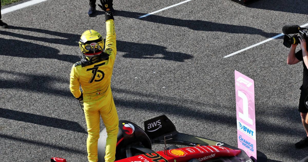查尔斯·勒克莱尔穿着黄色赛车服庆祝杆位。2022年9月蒙扎。