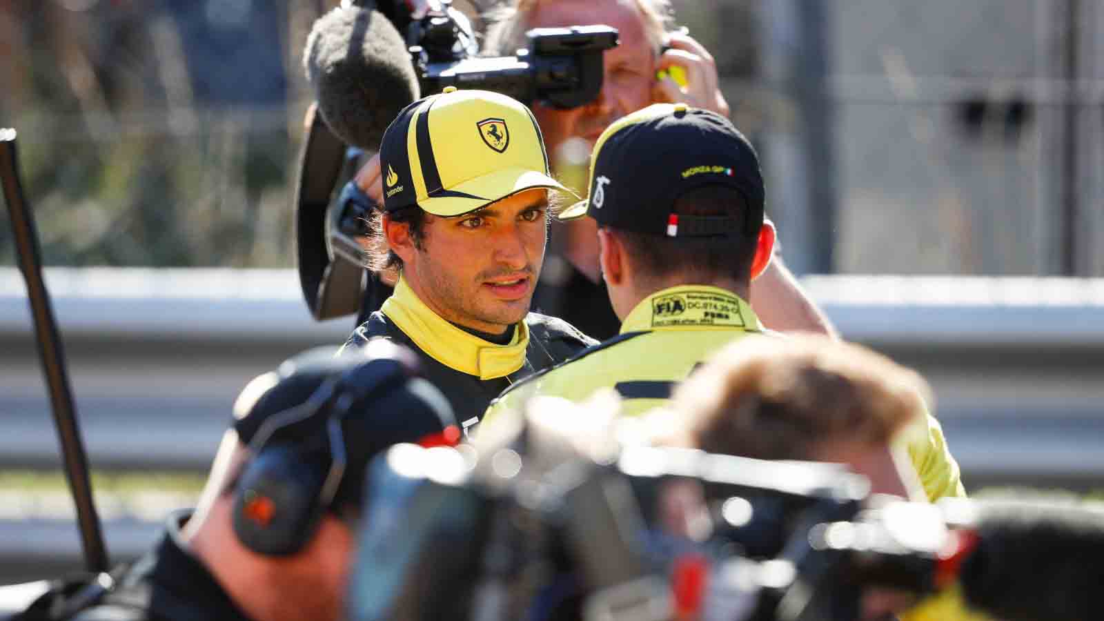 Carlos Sainz avec Charles Leclerc.  Monza septembre 2022.