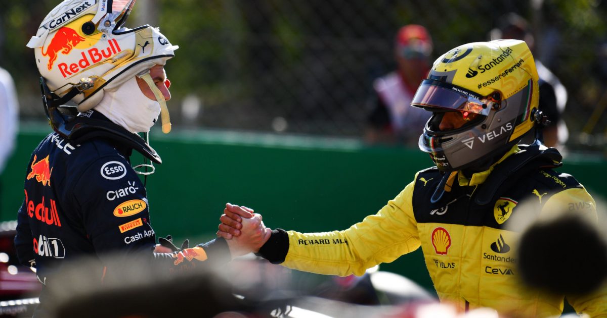 Max Verstappen与Charles Leclerc握手。意大利2022年9月