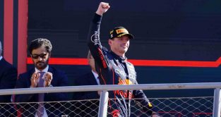 Max Verstappen走上领奖台。2022年9月蒙扎。