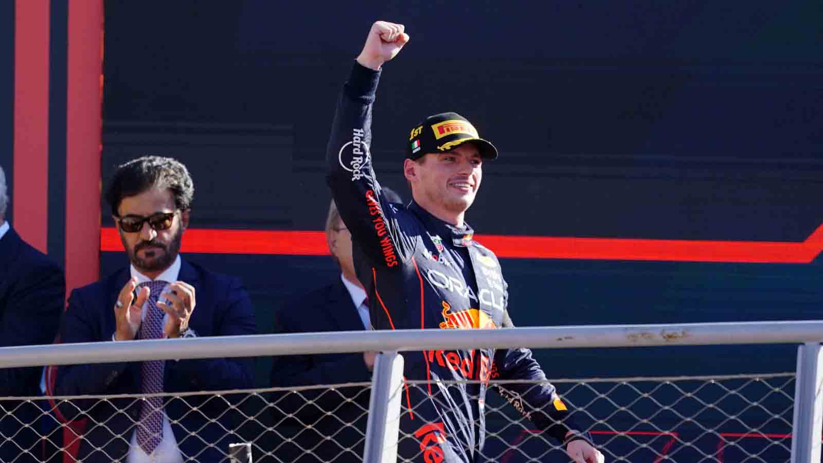 Max Verstappen monte sur le podium.  Monza septembre 2022.