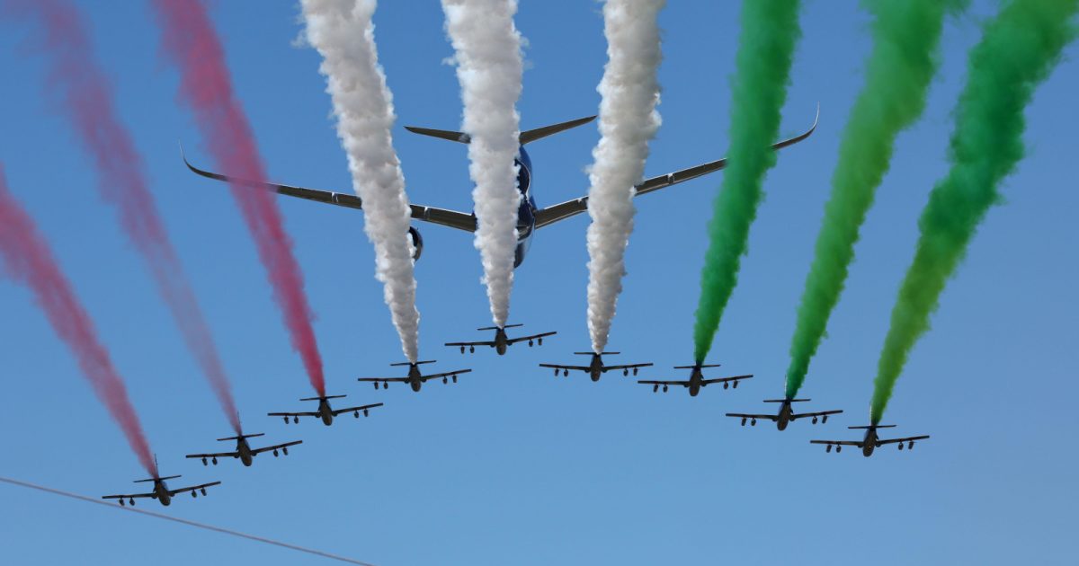 蒙扎的飞行表演包括一架军用飞机和九架喷气式飞机。意大利2022年9月