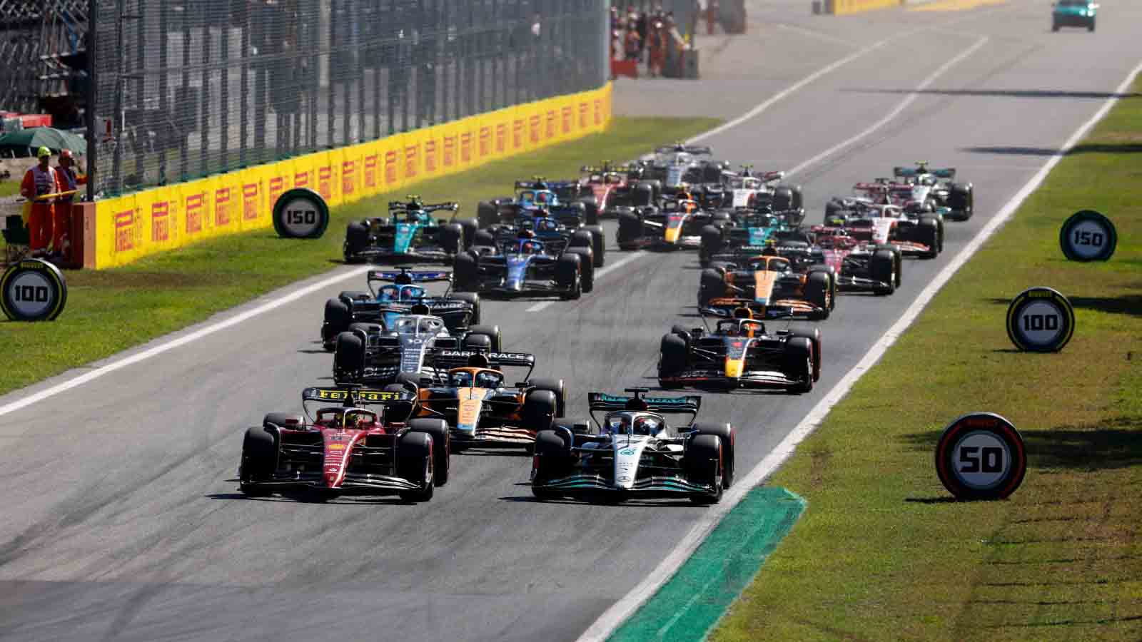 Les pilotes se dirigent vers le premier virage.  Monza septembre 2022.