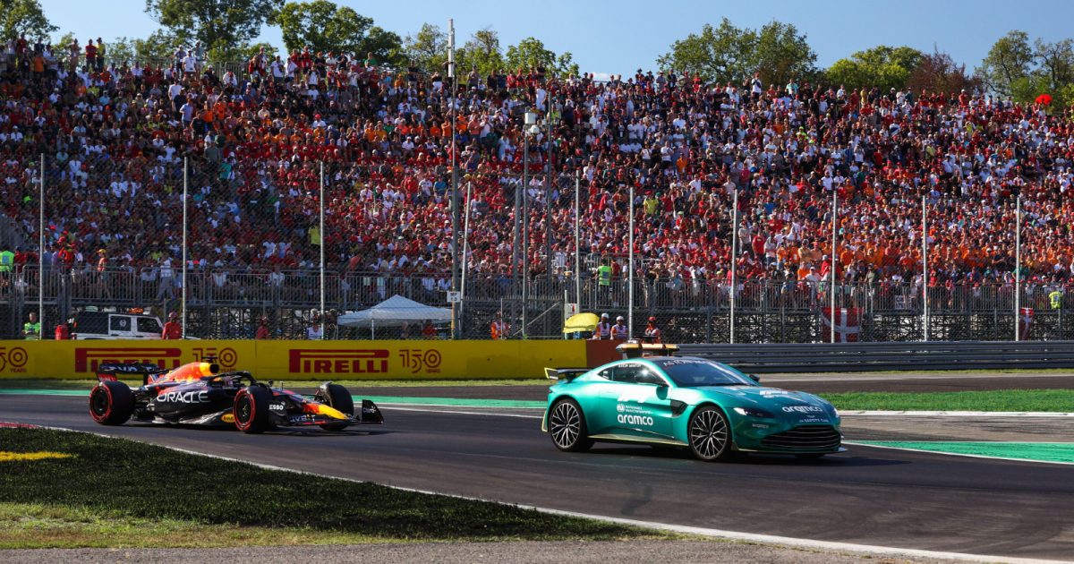 安全车在意大利大奖赛中领先。蒙扎,2022年9月。