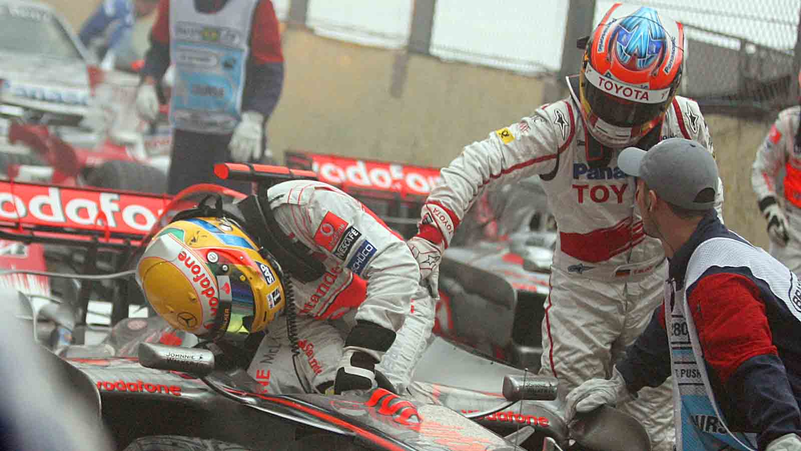 Lewis Hamilton felicitat per Timo Glock.  Interlagos 2008.