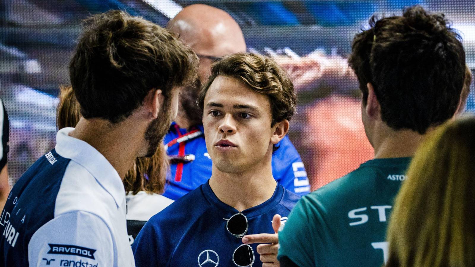 Nyck de Vries discutant avec Pierre Gasly.  Monza septembre 2022.