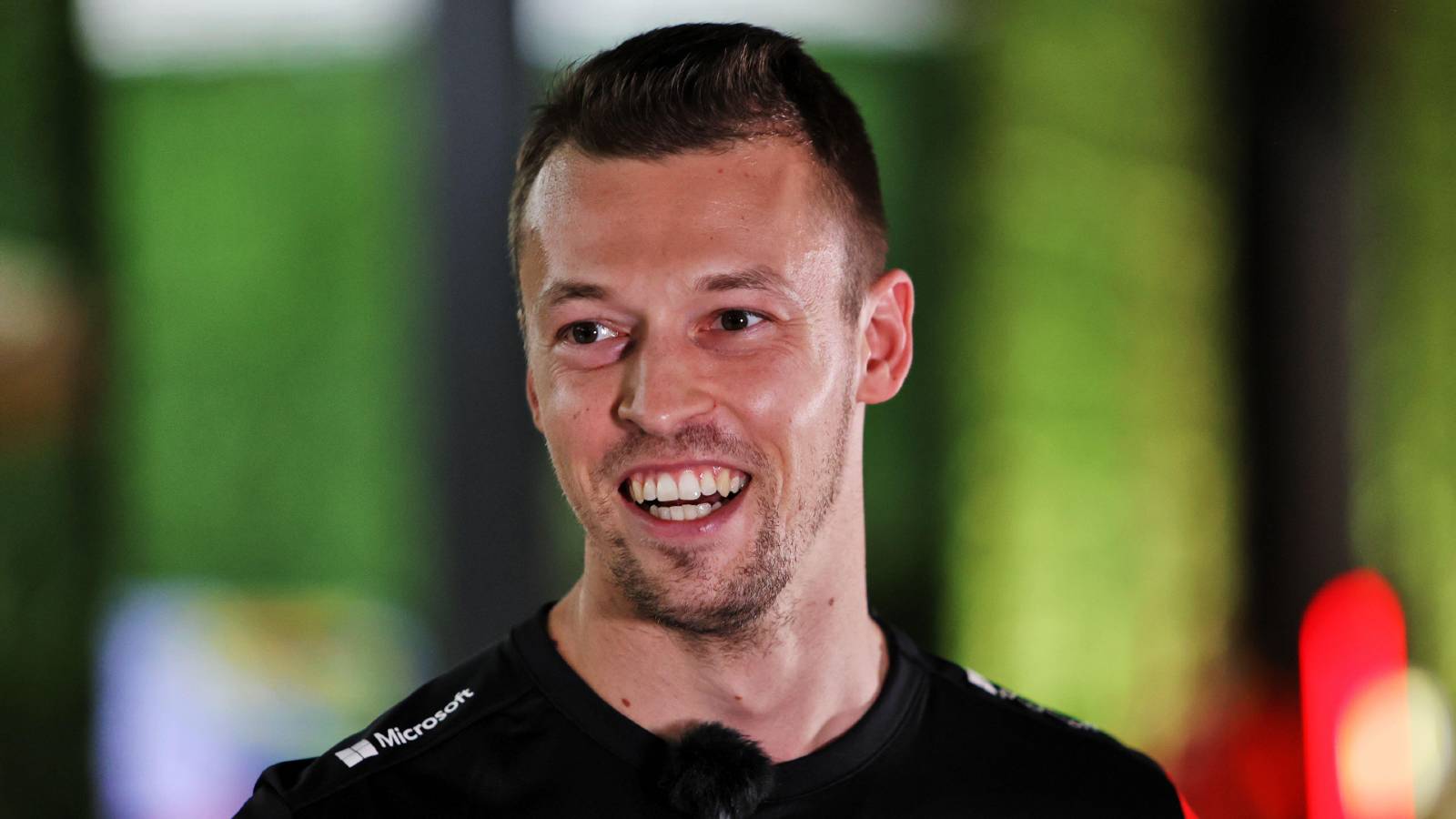 Daniil Kvyat咧嘴笑。吉达，2021年12月。