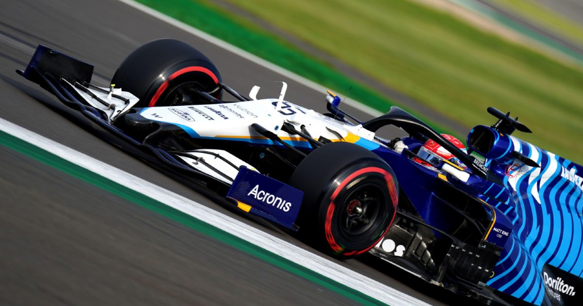 威廉姆斯车队的乔治·拉塞尔在2021年英国大奖赛的赛道上。银石赛道,2021年7月。