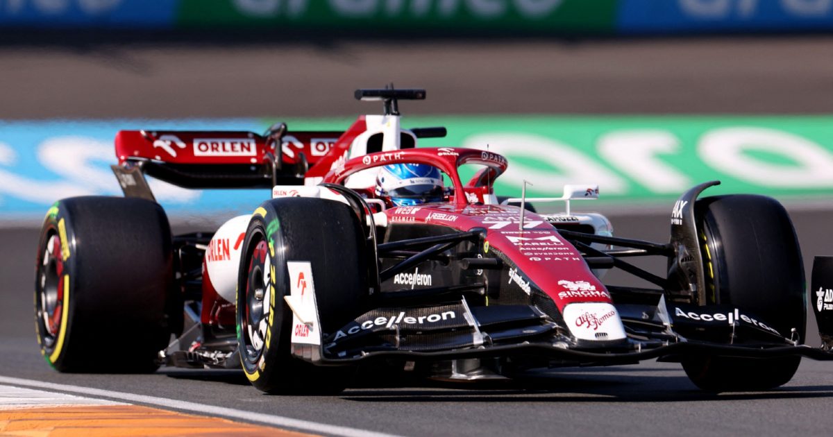 阿尔法·罗密欧的瓦特尔里·博塔斯在荷兰大奖赛的赛道上。2022年9月。赞德福特