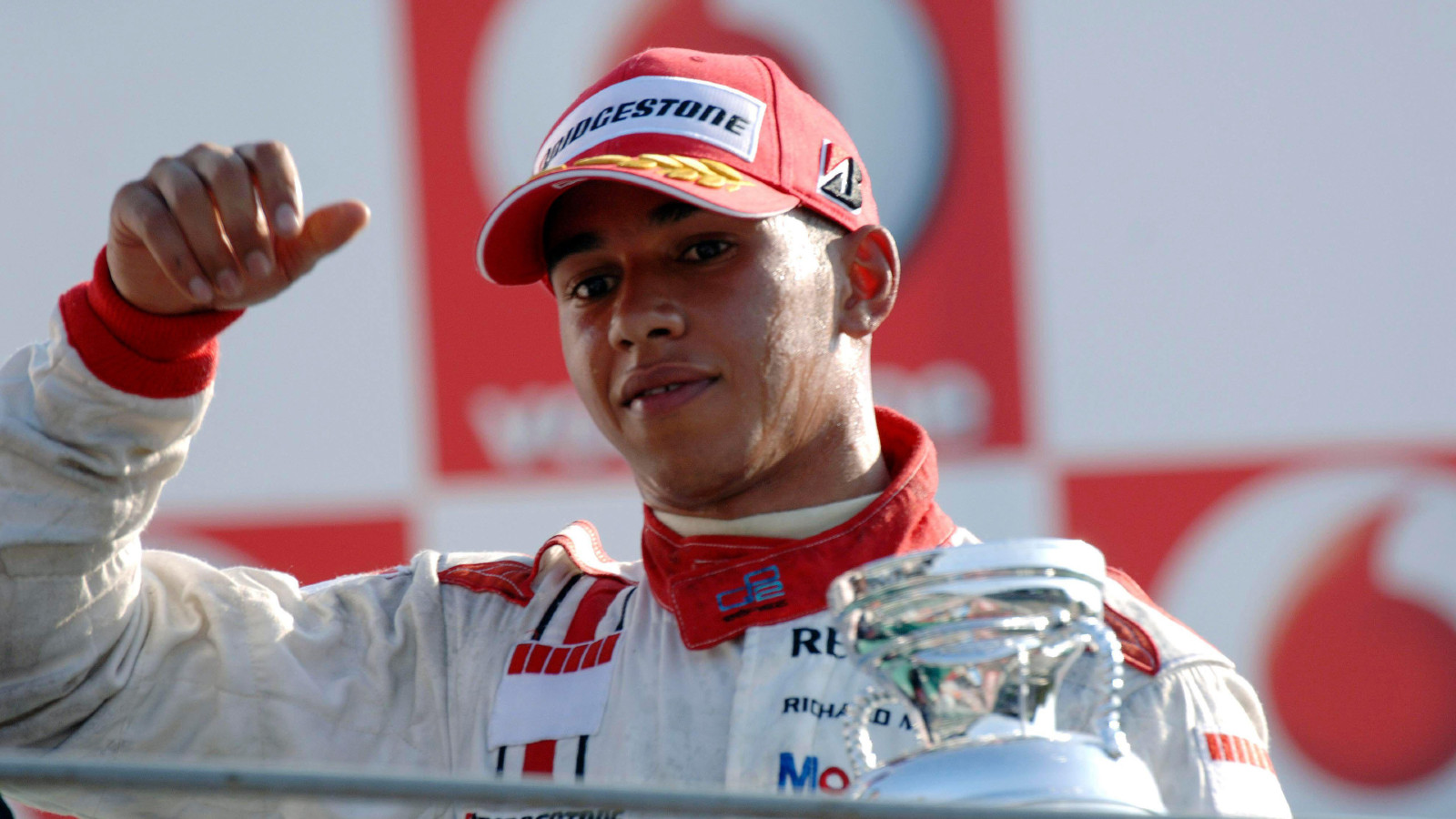 刘易斯·汉密尔顿在他2006年GP2竞选期间站在领奖台上。蒙扎，2006年9月。