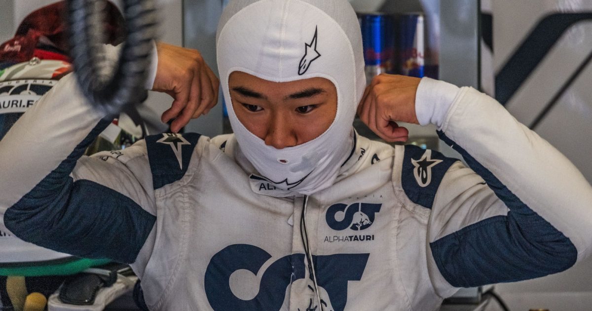 Tsunoda正在调整他的赛车服。意大利2022年9月