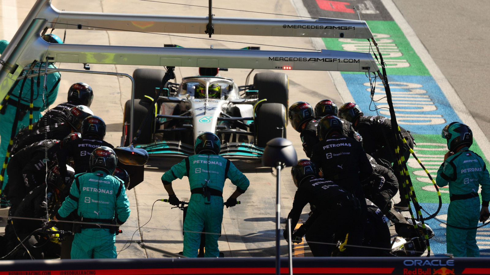 Lewis Hamilton entre dans les stands pour un arrêt au stand.  Italie Septembre 2022