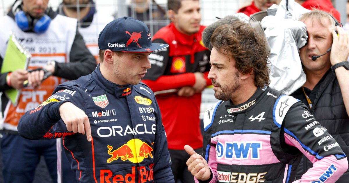 Max Verstappen正在和Fernando Alonso讨论一些事情。加拿大2022年6月