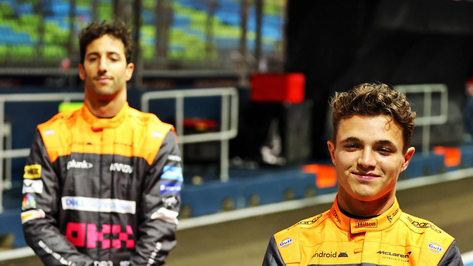 Daniel Ricciardo, McLaren, semble discret, son coéquipier Lando Norris sourit.  Singapour, septembre 2022.