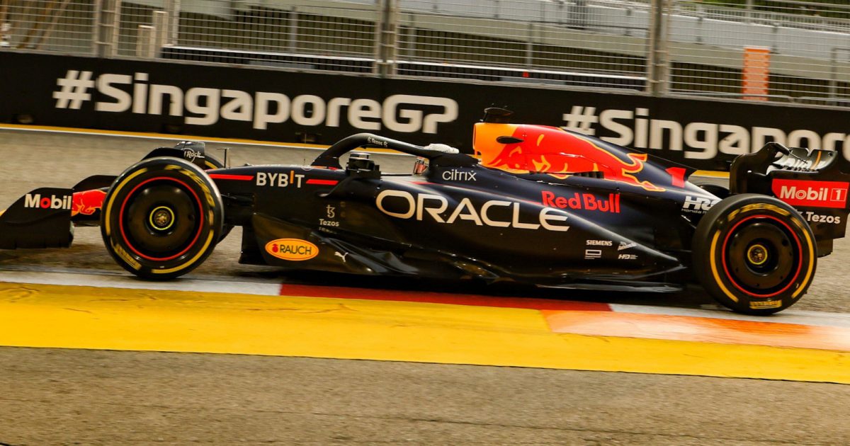 Max Verstappen身后是新加坡的标志。新加坡2022年9月
