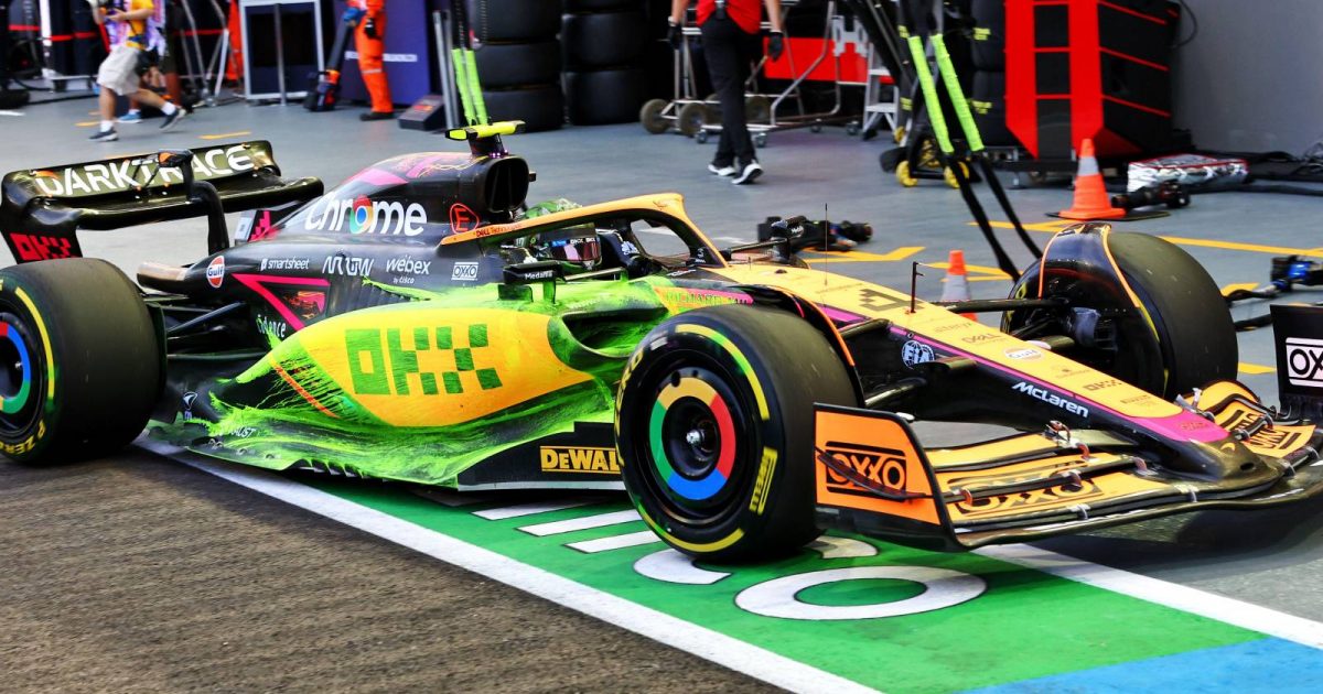 由兰多·诺里斯驾驶的迈凯轮跑车有着流动可见的油漆。新加坡,2022年9月。