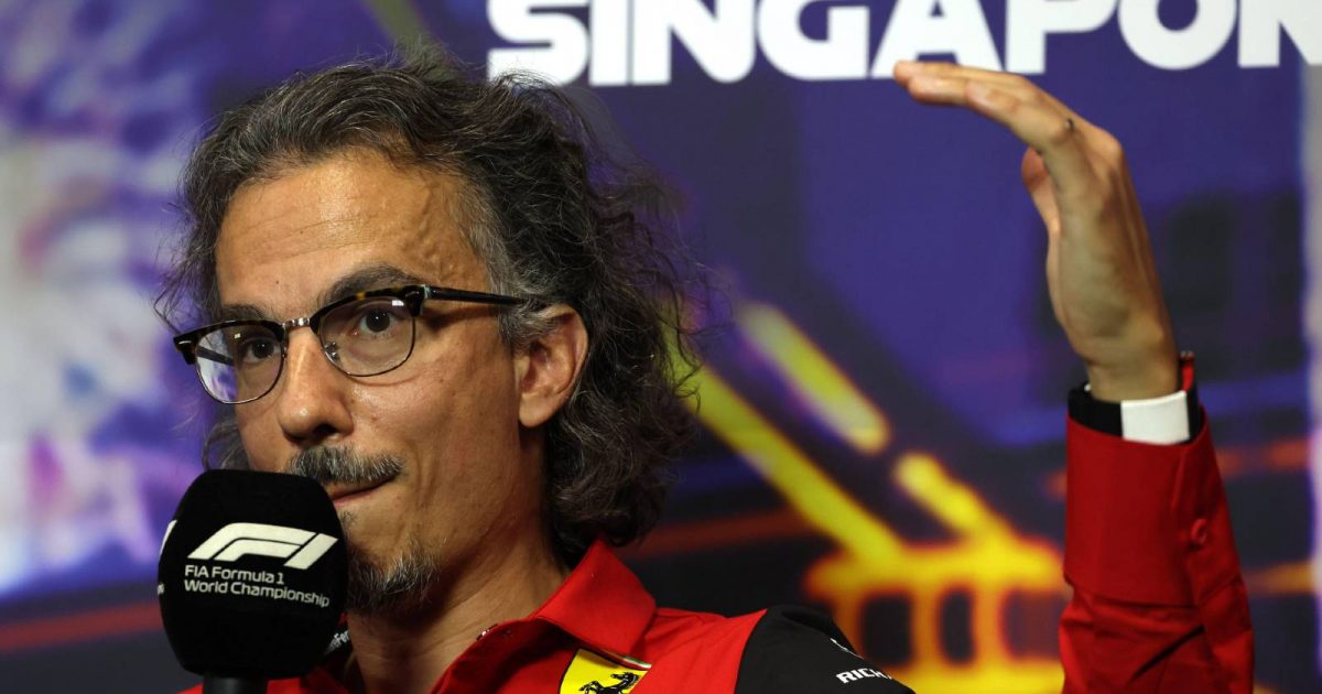 Laurent Mekies在新闻发布会上做手势。新加坡2022年10月。
