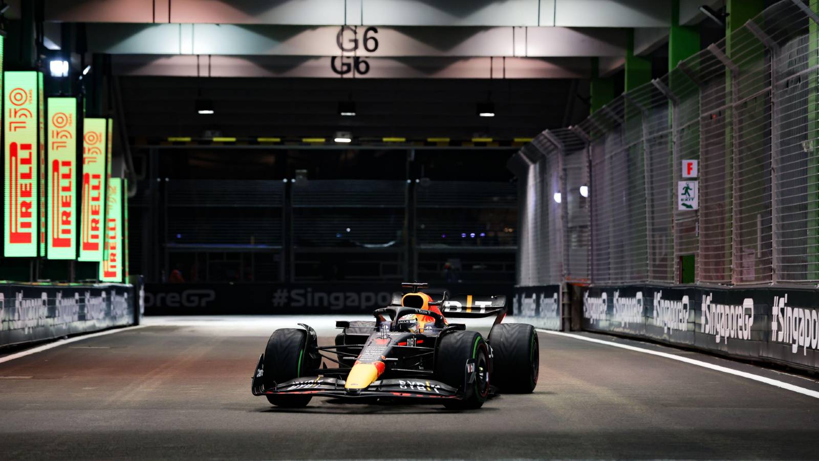 Max Verstappen sur le pont à Singapour.  Marina Bay octobre 2022.