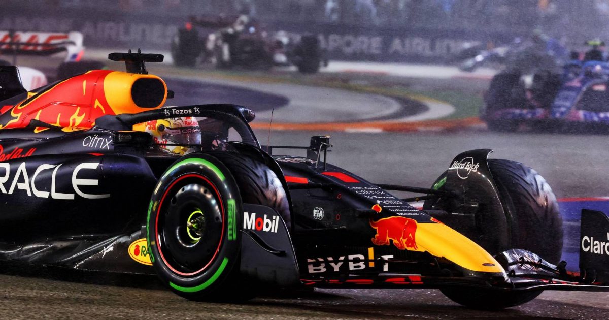 Max Verstappen，红牛，使用中级轮胎。新加坡,2022年10月。