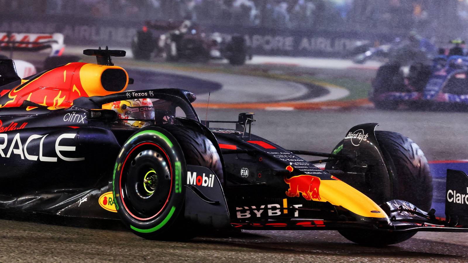 Max Verstappen, Red Bull, en pneus intermédiaires.  Singapour, octobre 2022.