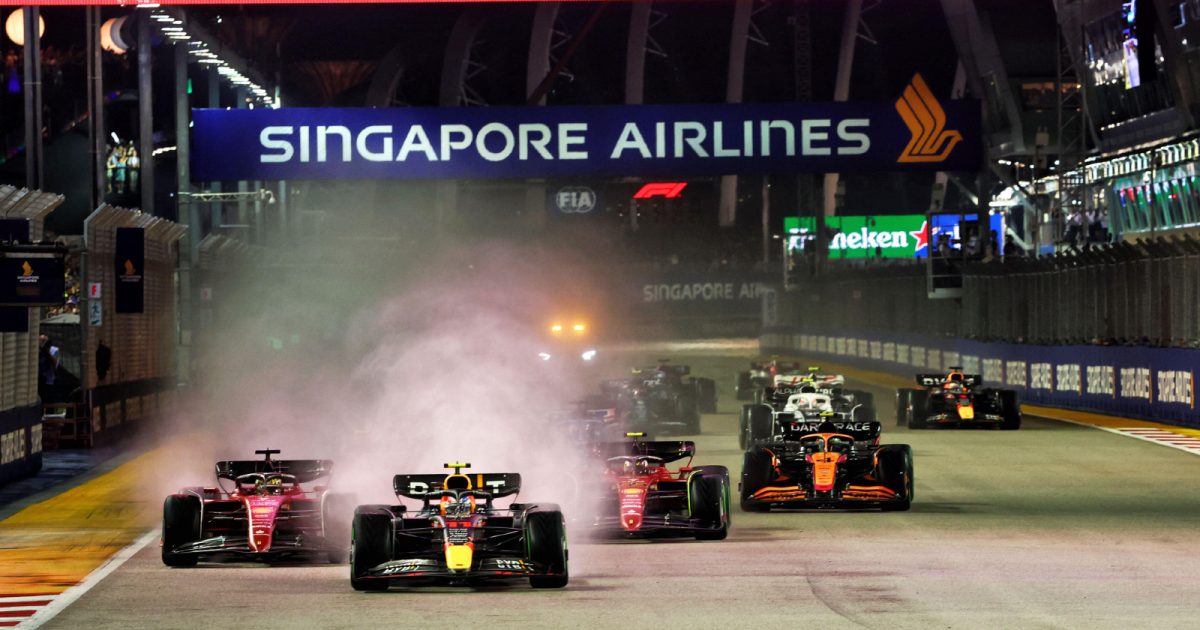 红牛的塞尔吉奥·佩雷斯带领法拉利的查尔斯·勒克莱尔在新加坡大奖赛进入1号弯。滨海湾，2022年10月。