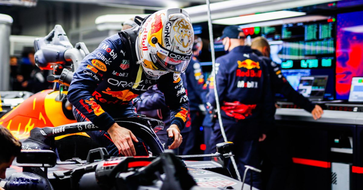 Max Verstappen爬上他的RB18。日本2022年10月