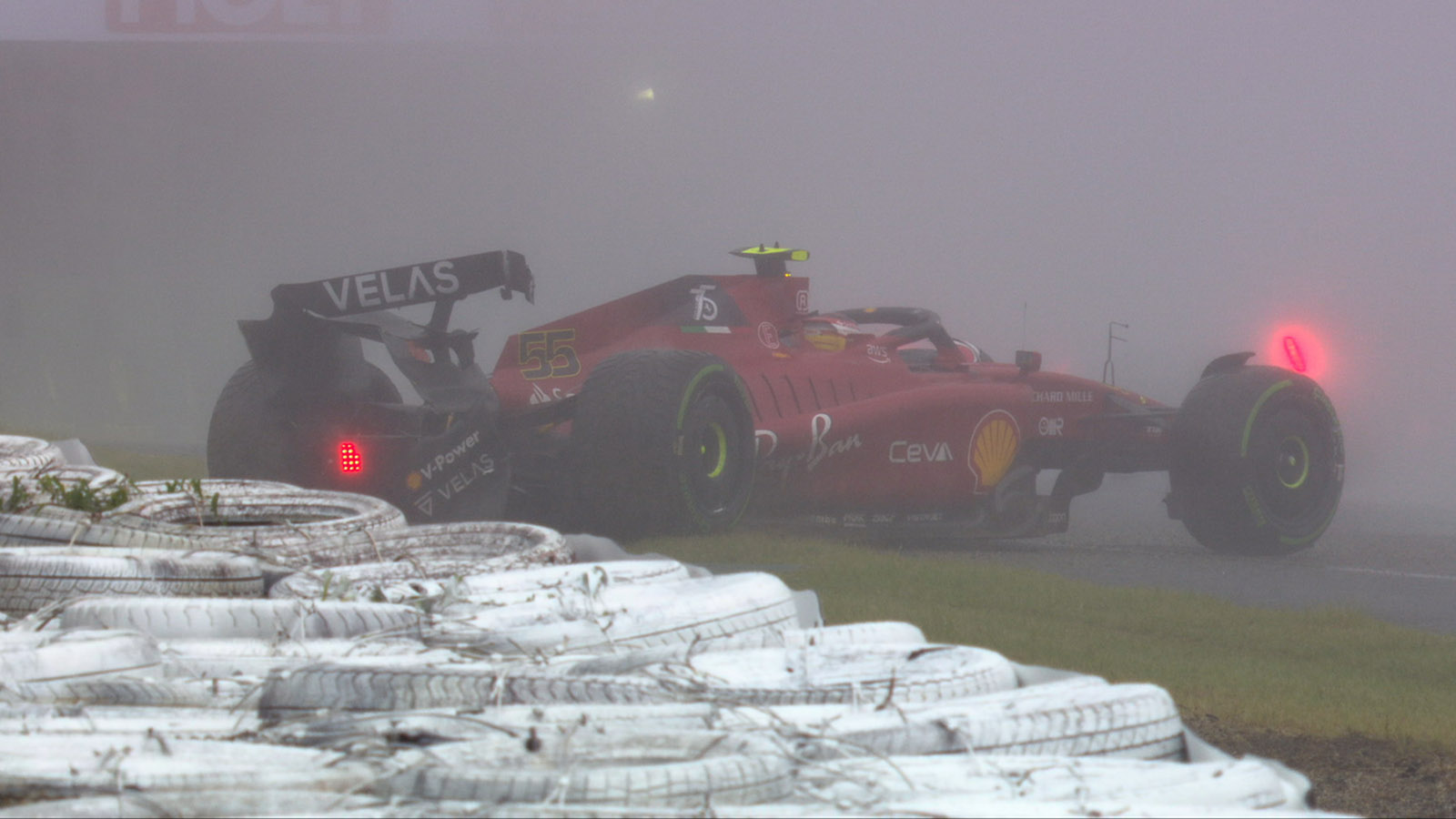 Carlos Sainz plante sa Ferrari.  Grand Prix du Japon octobre 2022.