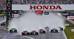 日本大奖赛开始。铃鹿，2022年10月。预算限制导致潮湿的天气