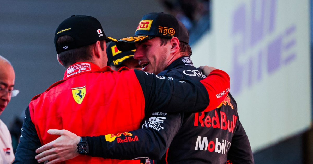 查尔斯·勒克莱尔祝贺2022年F1世界冠军Max Verstappen。日本2022年10月