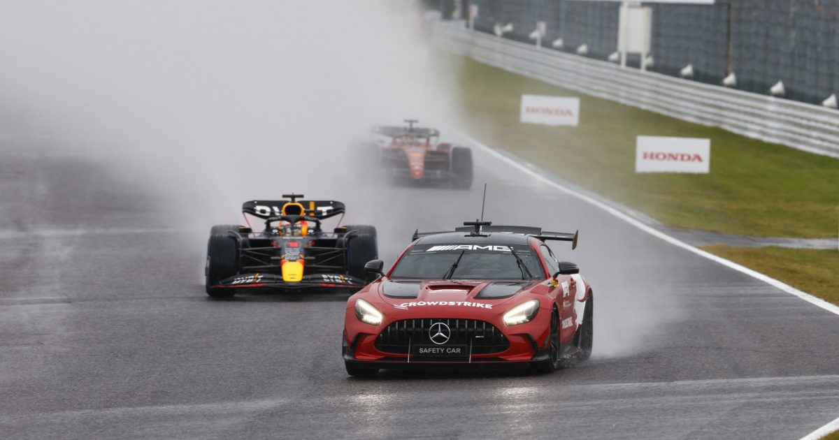 国际汽联奔驰安全车领导Max Verstappen，很多喷雾。日本2022年10月