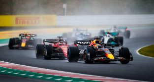 红牛的Max Verstappen领先法拉利的Charles Leclerc在日本大奖赛。铃鹿，2022年10月。点