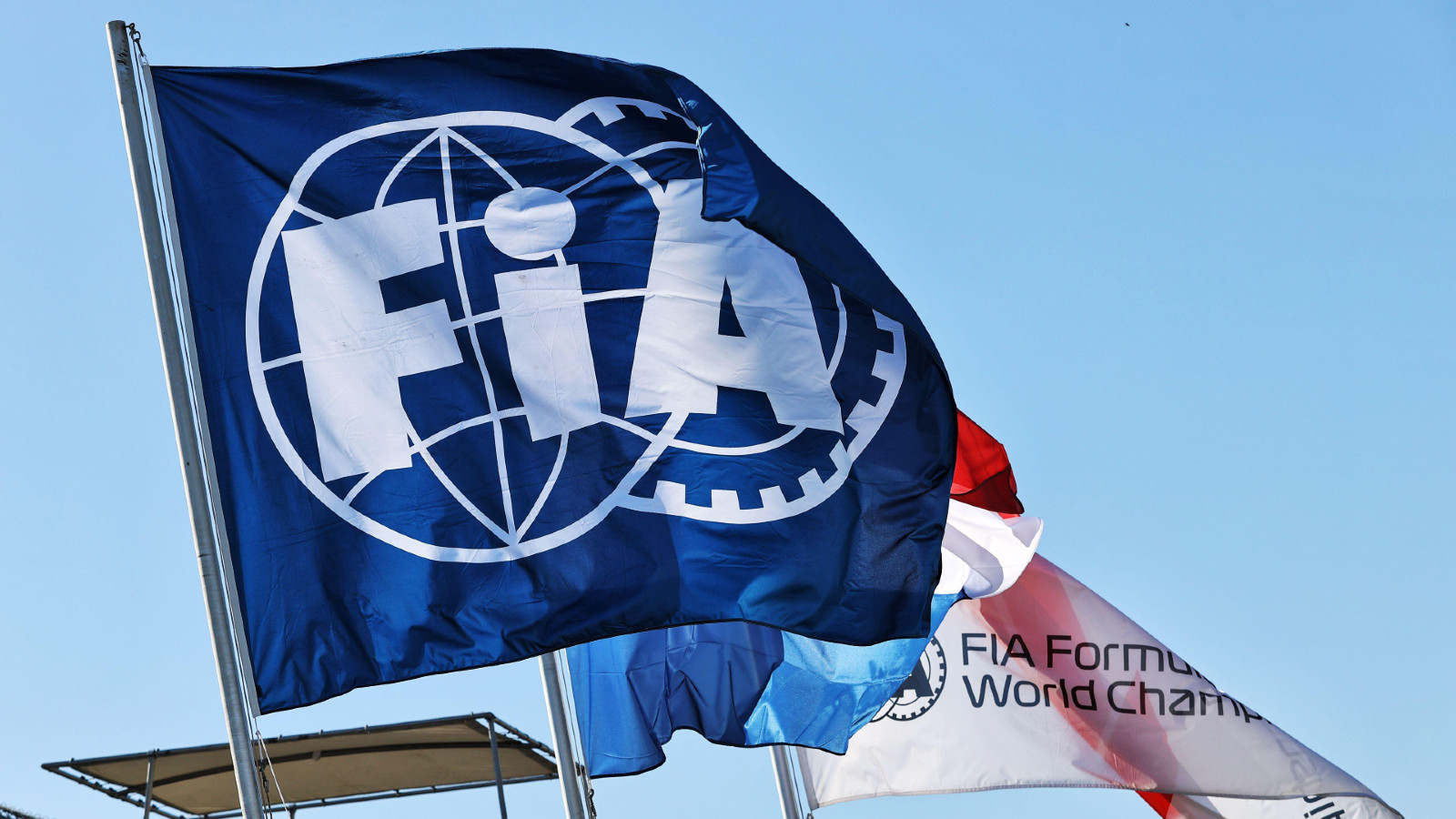 在F1荷兰大奖赛上展示的国际汽联旗帜。荷兰，2022年9月。预算上限
