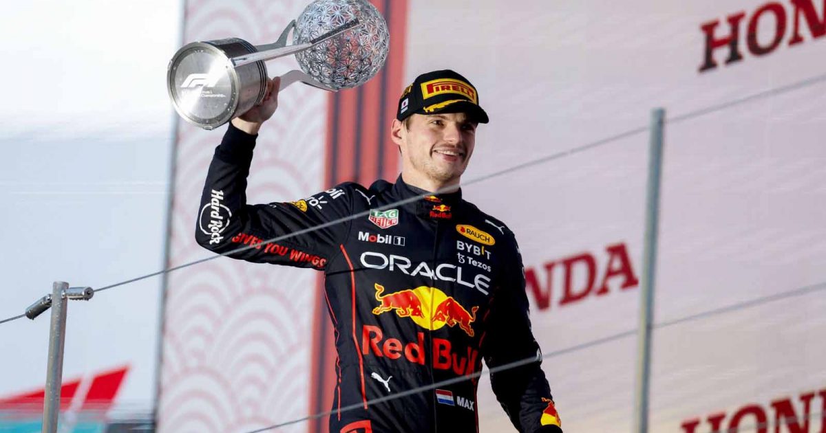 Max Verstappen拿着冠军奖杯。铃鹿2022年10月。