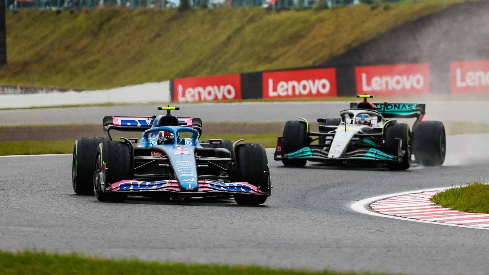 Lewis Hamilton suit Esteban Ocon.  Suzuka octobre 2022.