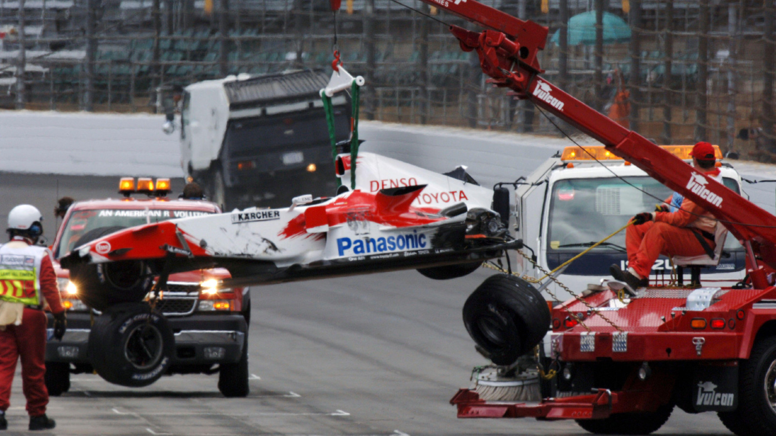 丰田的拉尔夫·舒马赫在2005年美国大奖赛的练习中撞车。印第安纳波利斯,2005年6月。
