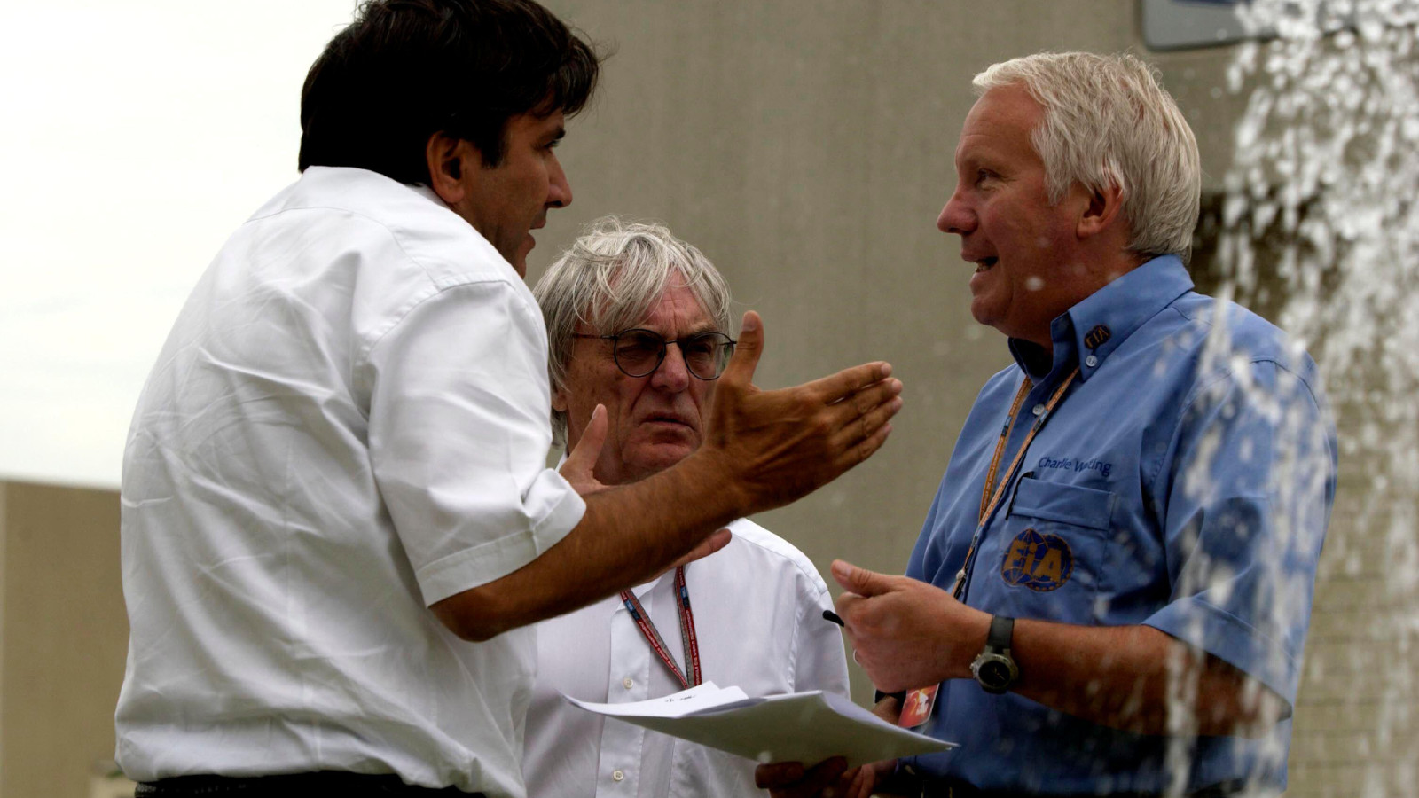 国际汽联的查理怀廷与F1的伯尼埃克莱斯顿和帕斯夸里拉通内杜在2005年美国大奖赛。印第安纳波利斯,2005年6月。