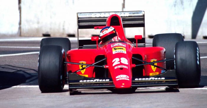 Jean Alesi是法拉利的车手。美国凤凰城1991年3月。