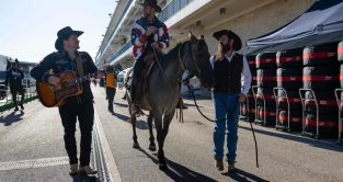 迈凯轮车队的丹尼尔·里卡多在美国大奖赛上骑着马来到围场。奥斯汀，2022年10月。