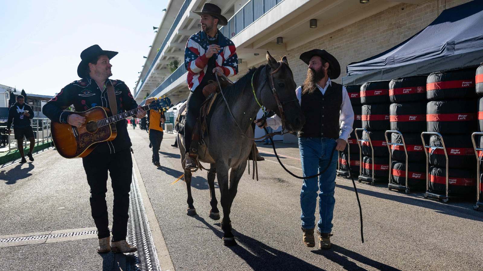 McLaren's Daniel Ricciardo arrives in the paddock on a horse at the United States Grand Prix. Austin, October 2022.