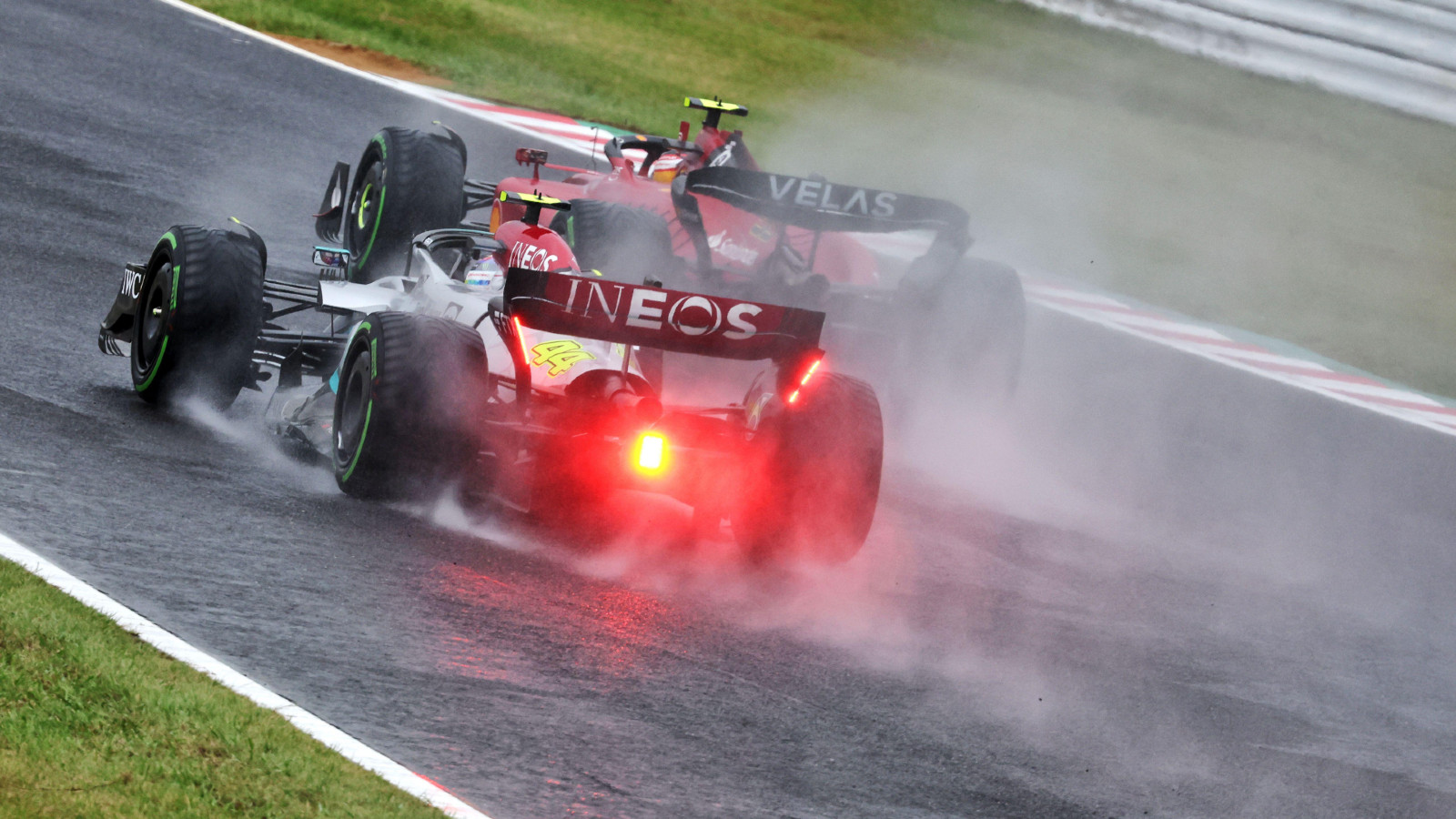 Mercedes' Lewis Hamilton racing Ferrari's Carlos Sainz at the Japanese Grand Prix. Suzuka, October 2022.