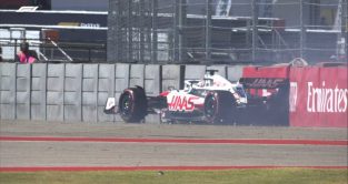 Haas' Antonio Giovinazzi crashes during practice for the United States Grand Prix. Austin, October 2022.