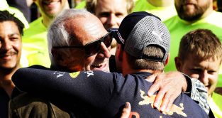 Dietrich Mateschitz拥抱Max Verstappen。奥地利，2018年7月。