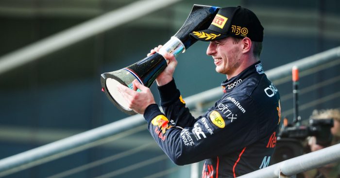 Max Verstappen举起冠军奖杯。2022年10月奥斯丁。