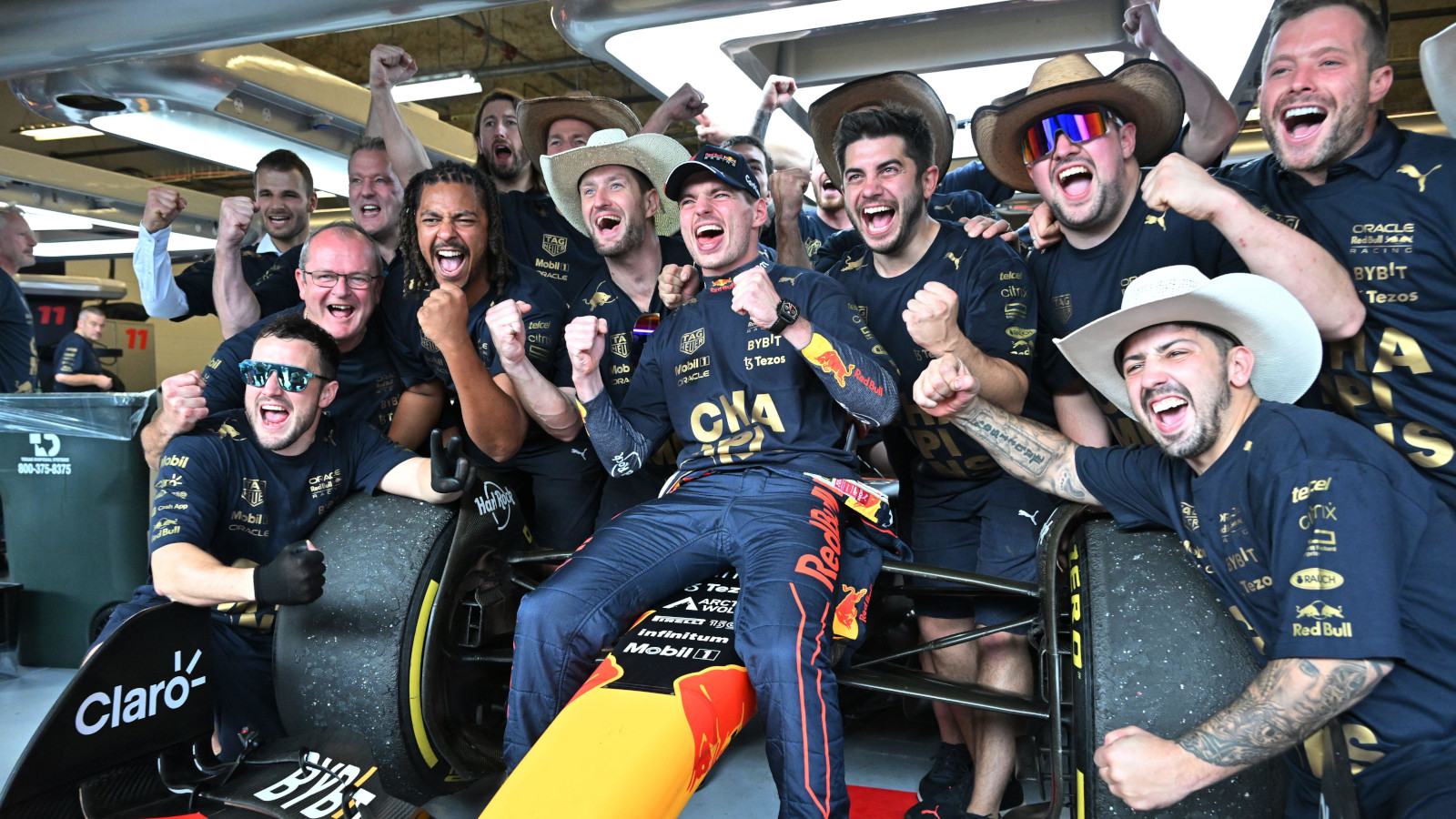 Max Verstappen和他的球队一起庆祝。奥斯汀2022年10月