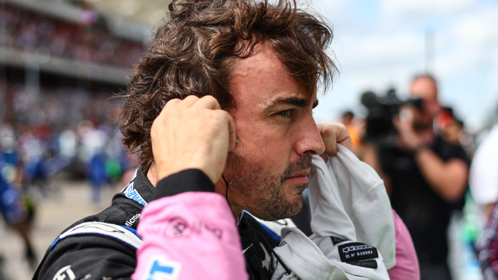Fernando Alonso on the grid putting in earplugs. Austin October 2022