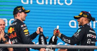 Max Verstappen和Lewis Hamilton碰杯