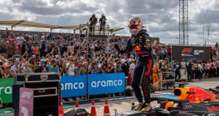 Max Verstappen站在车上庆祝胜利。奥斯汀2022年10月