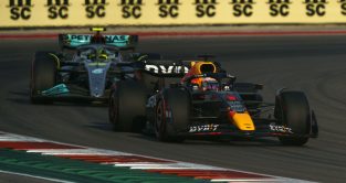 红牛的Max Verstappen与奔驰的Lewis Hamilton在美国大奖赛的战斗。2022年10月奥斯丁。