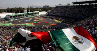 2021年墨西哥城大奖赛的球迷在福罗索尔。墨西哥城，2021年11月。天气
