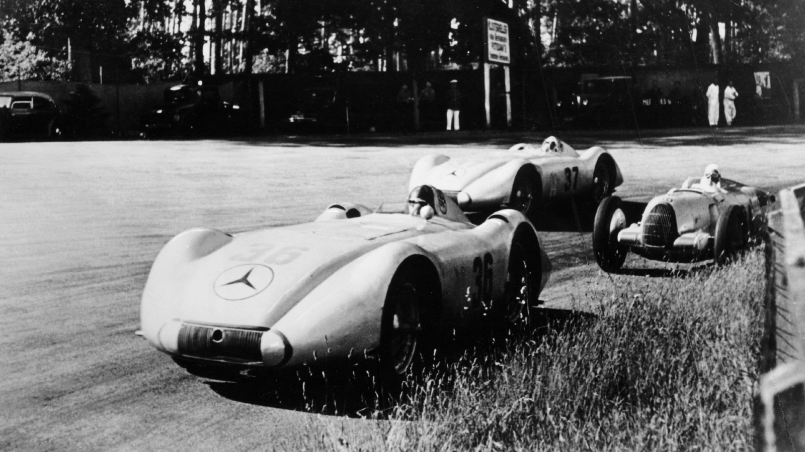 梅赛德斯和汽车联盟比赛在Avus 1937年。